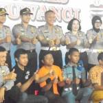 Kapolres Banyuwangi AKBP Budi Mulyanto (tengah) bersama jajaran Satlantas dan peserta sosialisasi etika berlalu lintas.