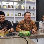 Dari kiri, Wakil Ketua DPRD Gresik Mujid Riduan, Ketua DPRD Much Abdul Qodir, dan Wakil Ketua Ahmad Nurhamim, saat menggelar jumpa pers menyikapi anggotanya yang terlibat dalam ritual pernikahan kambing-manusia, Kamis (9/6/2022). foto: SYUHUD/ BANGSAONLINE