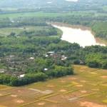 ANDALAN PETANI: Meski sering meluap, sungai Bengawan Solo tetap menjadi sumber pengairan para petani di wilayah bantaran, khususnya saat musim kemarau. foto: eky nurhadi/ BANGSAONLINE