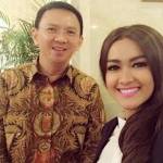 Julia Perez dan Basuki Tjahaja Purnama (Ahok) selfie bareng. foto: twitter