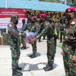 Danguspurla Koarmada II menyerahkan APD kepada salah satu Prajurit Satgasmar di Sebatik.