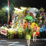 Suasana meriah menyelimuti pusat Kota Pahlawan saat ribuan warga memadati sepanjang rute Surabaya Vaganza 2026 bertema Festival of Lights: Garden of Hope pada Sabtu (16/5/2026) malam. Foto: Hms