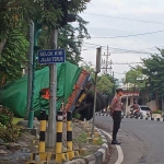 Truk yang terguling di trotoar depan Masjid Agung Gresik. Foto: SYUHUD/ BANGSAONLINE