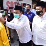 KOMPAK: Gus Muhdlor-Subandi membagikan masker usai deklarasi Pilkada Damai, awal September lalu. foto: istimewa