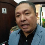 Legal Officer Oppo Seluler Indonesia Antonius Helicius Rasiwangge memberikan keterangan soal gathering yang menyuguhkan miras, di hotel Atria Malang, Rabu (22/05). foto: IWAN IRAWAN/ BANGSAONLINE