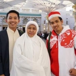 Gubernur Khofifah melaksanakan ibadah umroh bersama kedua putranya. foto: ist.