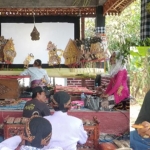 Pementasan wayang kulit pada siang hari dalam rangka bersih Desa Kupuk, Kecamatan Bungkal. (foto: ist).