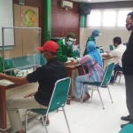PERSIAPAN VERFAK: Sejumlah anggota PPS mengikuti rapid test di RSU Anwar Medika Balongbendo, Sabtu (27/6). foto: ist.