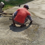 


Sejumlah pekerja melakukan penambalan jalan yang rusak.