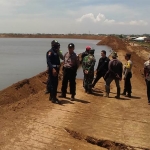 Petugas PPLS saat meninjau tanggul lumpur Lapindo yang ambles.