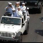 Ketua FPI Rizieq Shihab naik mobil kap terbuka bersama rombongan melakukan konvoi di Jalan Gatot Soebroto, Jakarta (25/08). TEMPO