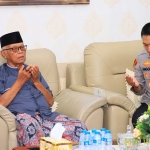KH. Anwar Iskandar saat mendoakan AKBP Anggi Saputra Ibrahim. Foto: Ist. 