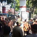 Massa Pemuda Pancasila saat mendatangi Pendopo RHN di Jalan Semeru, Kota Blitar.