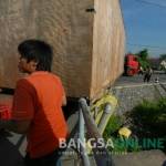 Kontainer pengangkut mesin raksasa milik PT. Cheil Jedang Indonesia. Selain membuat macet 5 jam jalur Jombang - Lamongan juga membuat kerusakan pada salah satu sisi Jembatan Ploso, senin (3/10). foto: rony s/ bangsaonline