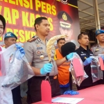 Kapolresta Sidoarjo Kombes Pol Zain Dwi Nugroho saat menunjukkan barang bukti kepada awak media.