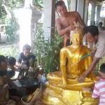 Generasi muda umat Budha saat membersihkan altar menjelang perayaan Waisak, di Dusun Sodhong Desa Gelang Kulon, Kecamatan Sampung, Ponorogo. foto: BANGSAONLINE