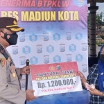 Penyerahan BTPKLW secara simbolis oleh Kapolres Madiun Kota AKBP Dewa Putu kepada salah satu pelaku usaha.