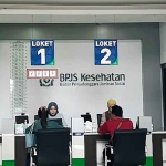 Masyarakat saat menerima pelayanan dari petugas BPJS Kesehatan.

