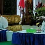 Bupati Kediri Hanindhito Himawan Pramana, dan Wakil Bupati Kediri Dewi Mariya Ulfa saat Jumat Ngopi di Pendopo Agung Panjalu Jayati. foto: Muji Harjita/ BANGSAONLINE.com.