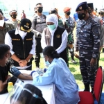 Gubernur Jawa Timur Khofifah Indar Parawansa dan Wali Kota Malang Sutiaji saat meninjau vaksinasi di Stadion Gajayana dan Ponpes Sabilurrosyad Gasek Kota Malang, Sabtu (7/8). foto: ist