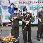 Pemusnahan barang bukti dari 350 perkara selama periode 2020 di halaman Kantor Kejari Blitar, Selasa (30/3/2021).