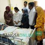 Gus Solah dijenguk Menteri BUMN RI, Rini Sumarno (dua dari kiri) di RSUD Jombang,  Selasa (30/8). foto : RONY S/ BANGSAONLINE