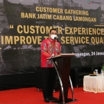 Pimpinan Bank Jatim Cabang Lamongan, Sigit Tri Atmoko, saat memberikan sambutan.