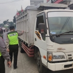 Petugas dari Polsek Bululawang saat melakukan penyekatan mobilitas ternak.