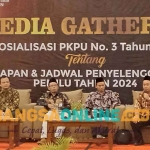 KPU memberikan penjelasan tentang tahapan pemilu 2024 dan fungsi adanya media partner dalam pemilu 2024 di acara media gathering. Foto: Hendro Suhartono/BANGSAONLINE.com.