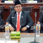 Mantan Kader PPP Sampang, Dedi Dores (tengah). Foto: Ist