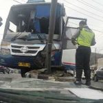 Bus Sugeng Rahayu yang mengalami kecelakaan di jalan raya Mojoagung, Kabupaten Jombang, Jumat (21/72017) sore. foto: ROMZA/ BANGSAONLINE