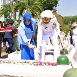 Pangkoarmada II Laksda TNI Mintoro Yulianto, didampingi Ketua DJA II Dien Mintoro Yulianto melakukan tabur bunga di salah satu makam pahlawan.