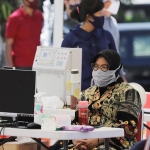 Wali Kota Risma saat melakukan rapat teleconference UCLG Aspac di Balai Kota. foto: ist.