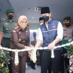 Bupati Arifin bersama Kajari Trenggalek Dr. Masnur saat potong pita peresmian Balai Rehabilitasi Adhyaksa.