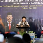 Plt Gubernur Jatim saat memberi sambutan.