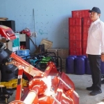 Bupati Lamongan saat meninjau alsintan bantuan dari Pemerintah Pusat