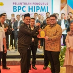 Bupati Kediri, Hanindhito Himawan Pramana, bersama wakilnya, Dewi Mariya Ulfa, saat menerima cendera mata dari Ketua BPC Hipmi Kabupaten Kediri, Muhammad Yusron. Foto: Ist