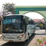 Kedatangan rombongan bus dari kloter 2 (Bondowoso) saat memasuki Asrama Haji Embarkasi Surabaya (AHES), Senin (16/7) siang. Foto: YUDI A/BANGSAONLINE