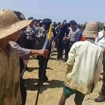 Dua kelompok yang nyaris bentrok berebut lahan garapan garam.