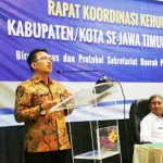 Plt. Kepala Biro Humas dan Protokol Pemprov Jatim Drs. Benny Sampir Wanto, M.Si dalam satu acara. foto: istimewa