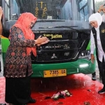 Gubernur Jawa Timur Khofifah Indar Parawansa memecah kendi pertanda dimulainya pengoperasian tambahan 10 armada Bus Transjatim. Foto: SYUHUD/ BANGSAONLINE