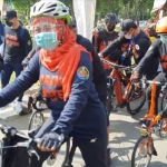 Gubernur Jawa Timur, Dra. Hj. Khofifah Indar Parawansa, M.Si. saat akan start di Balai Kota Kediri. foto: MUJI HARJITA/ BANGSAONLINE.com
