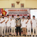 Yuhronur Efendi foto bersama para pengurus Partai Gerindra Lamongan.
