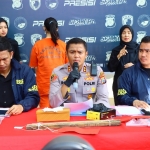 Kapolres Gresik, AKBP Rovan Richard Mahenu saat konferensi pers kasus pembuangan bayi hingga tewas. Foto: Ist.