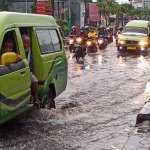 Jalan Dr. Wahidin S.H., Kebomas terendam air setelah hujan lebat. foto: SYUHUD/ BANGSAONLINE