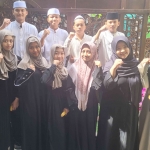 Para santri Pondok Pesantren Amanatul Ummah yang siap-siap berangkat ke Mesir foto bersama di kediaman  Prof Dr KH Asep Saifuddin Chalim, MA, di Jalan Siwalankerto Utara Surabaya. Foto: MMA/bangsaonline