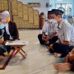 Zakaria BJ Marcello (tengah, pegang mik) didampingi dua saksi sedang mengikrarkan dua kalimat syahadat di hadapan Imam Masjid Al-Akbar Surabaya, Ustadz Nasikh Hidayatullah, Jumat (18/9/2020). foto: mma/ bangsaonline.com