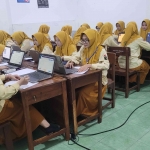 Para santriwati atau siswi Amanatul Ummah Surabaya saat mengikuti Tes Kemampuan Akademik (TKA), Rabu (5/11/2025). Tampak mereka serius dan lancar dalam menjawab soal. Foto: MMA/bangsaonline