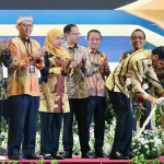 Gubernur Khofifah saat mendampingi Presiden Jokowi membuka Konvensi Kampus XXIX dan Temu Tahunan XXV Forum Rektor Indonesia di Unesa.
