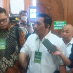 Tirta, Koordinator Bidang Pidum Kejaksaan Tinggi Jawa Timur, saat memberikan keterangan kepada awak media usai sidang di PN Surabaya, Senin (8/8/2022).